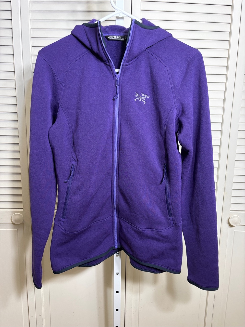 Arc'teryx Women's Hooded Fleece Kyanite Jacket in Vibrant Purple Medium